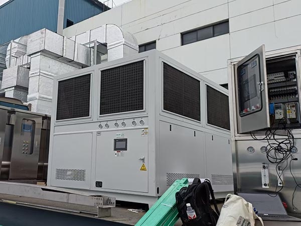 循環(huán)風(fēng)冷式冷水機(jī)安裝現(xiàn)場(chǎng)