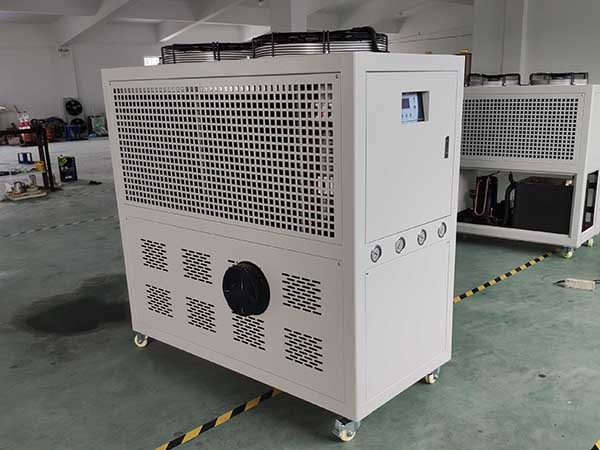 中藥粉碎冷風(fēng)機(jī)安裝現(xiàn)場